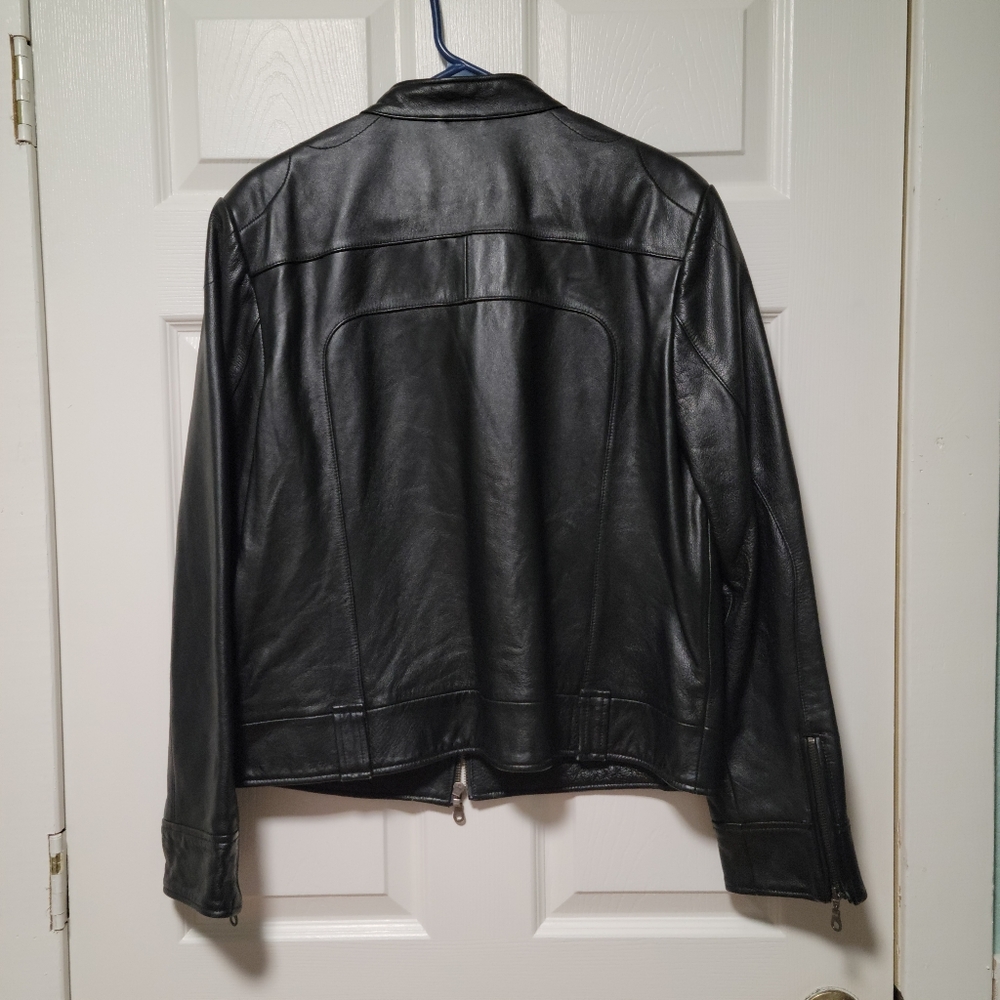 Elegant Black Leather Women's Jacket - Picture 2 of 11